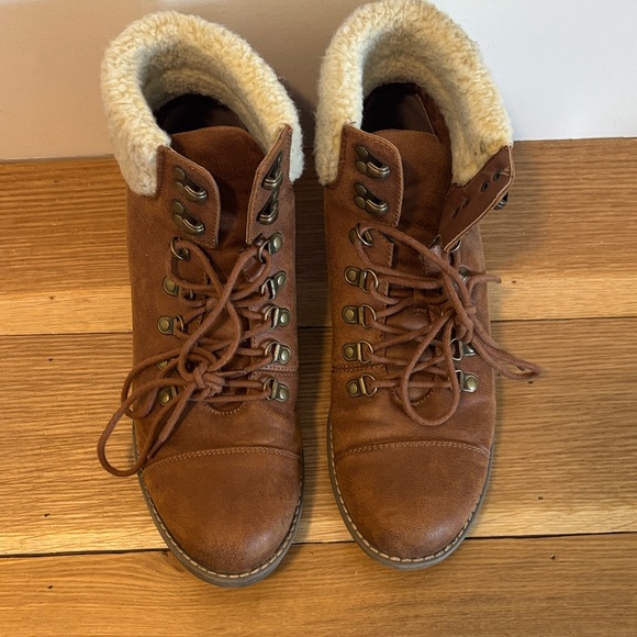 Cliffs by WHITE MOUNTAIN Shoes - Brown Suede Lace-Up Boots with Shearling Lining